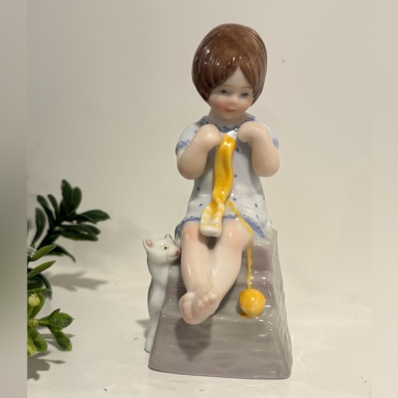 Royal Worchester Hand Painted Days of the Week Figurine Saturday Girl